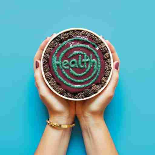 Conclusioni: la spirulina, un alleato naturale per il dimagrimento Mani che tengono una ciotola di açai bowl decorata con spirulina in polvere che forma la scritta 'health', su uno sfondo luminoso