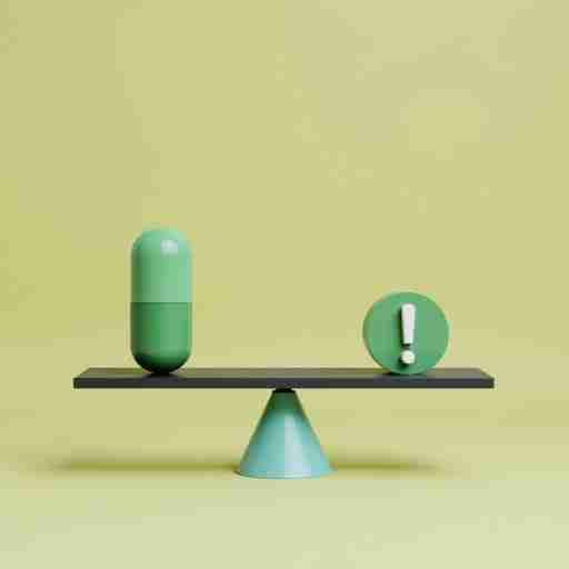 Effetti Collaterali della Spirulina: "Una bilancia che pesa una capsula di spirulina da un lato e un punto esclamativo dall'altro, simboleggiando la necessità di cautela"