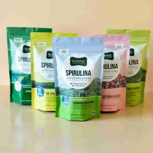 La Migliore Marca di Spirulina: "Diverse confezioni di spirulina di marche diverse disposte in fila, con una lente d'ingrandimento che evidenzia l'etichetta di una di esse"