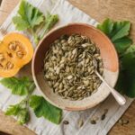 Semi di zucca proprietà: 7 motivi per averli sempre in dispensa (energia, muscoli e benessere Semi di zucca proprietà: ciotola di semi crudi pronti da usare in cucina