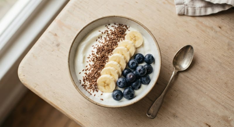 colazione con semi di lino, yogurt e frutta fresca