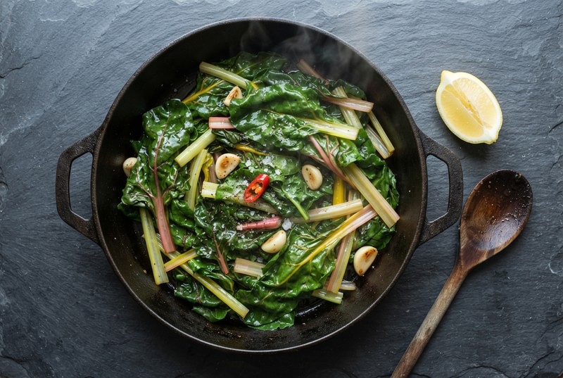 Bietola saltata in padella con aglio e limone, cottura breve