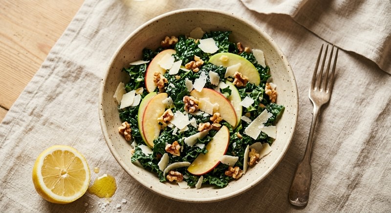 Insalata di cavolo nero massaggiato con mela, noci e scaglie di parmigiano